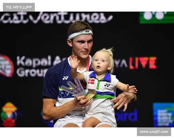 安赛龙全英羽毛球公开赛成功卫冕 连续三年捧起冠军奖杯